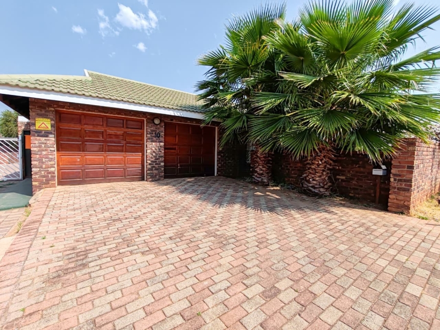 3 Bedroom Property for Sale in Kannoniers Park North West